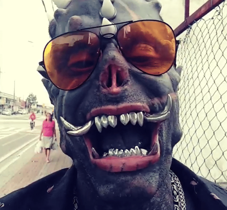 Entratraram então mais chifres e presas na boca - Reprodução/Instagram