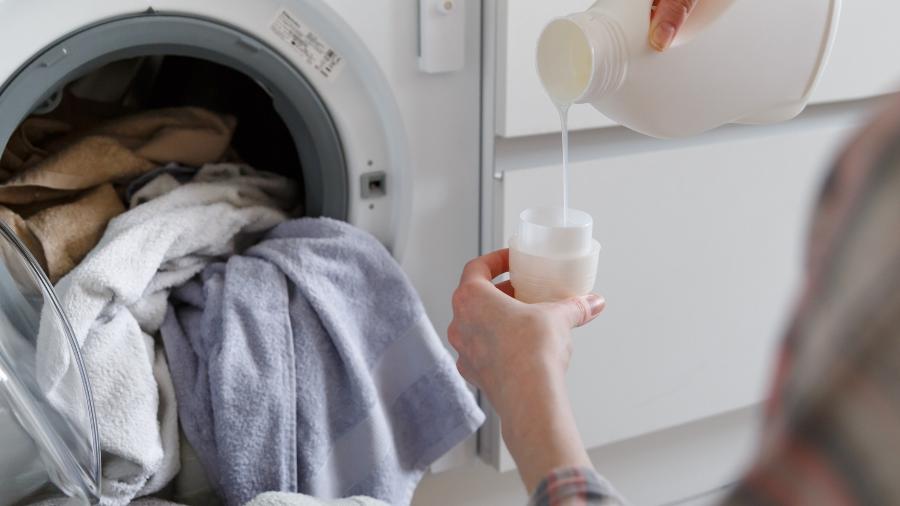 Crença de que amaciante estraga a máquina de lavar as roupas já foi notada pelos fabricantes do produto e alteradas para evitar o problema técnico - Getty Images