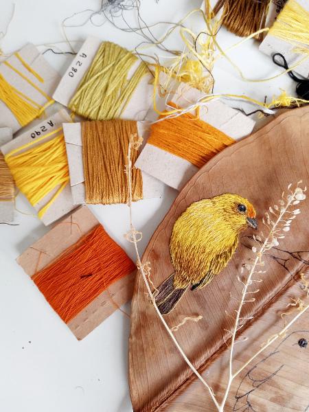 Bordado de pássaro na cor amarela - Arquivo Pessoal - Arquivo Pessoal