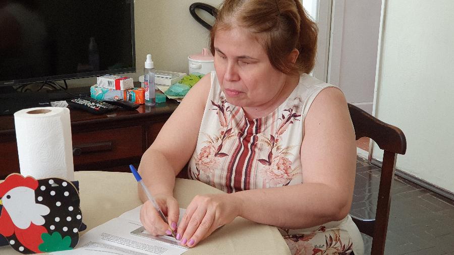 Ana Cristina Hildebrand, de 51 anos, leciona no Instituto Benjamin Constant, tradicional escola federal de ensino para cegos na Urca, zona sul carioca. - Maya Sangawa