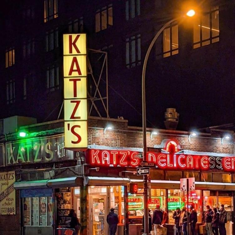Katz's: filas constantes para comer o 'melhor sanduíche de pastrami de Nova York' Katz's: filas constantes para comer o 'melhor sanduíche de pastrami de Nova York'