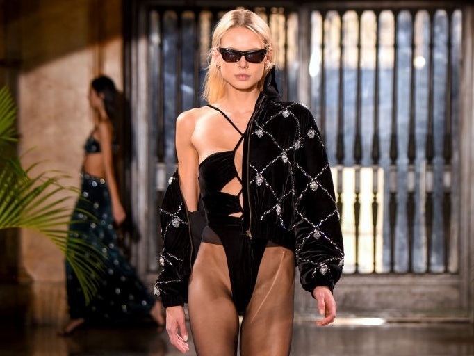 Maiô cavado, corset e muita renda: tendências do NYFW 22 para você copiar