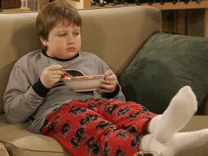 Comer na frente da TV e mais: 5 hábitos da infância ruins para vida adulta