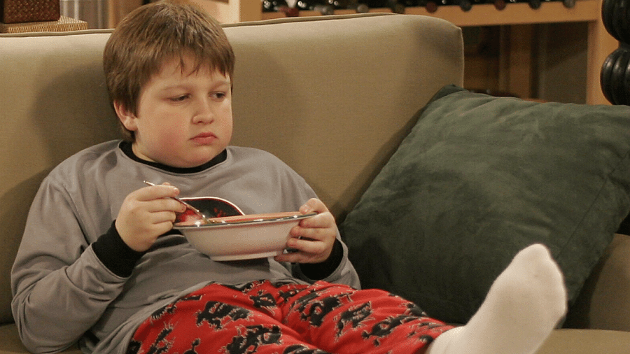 Hábitos alimentares ruins, como comer assistindo à TV, se formados na infância, frequentemente persistem na vida adulta