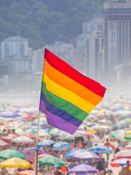 Bandeira arco-íris, LGBT, na praia de ipanema - Getty Images/iStockphoto