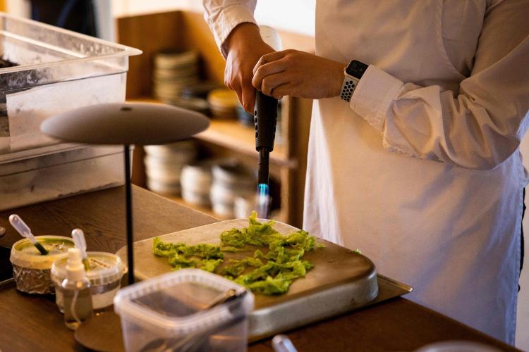 A preparação dos pratos do restaurante KOKS, na Groenlândia a 300 km ao norte do Círculo Polar Ártico, em uma cidade de 53 moradores