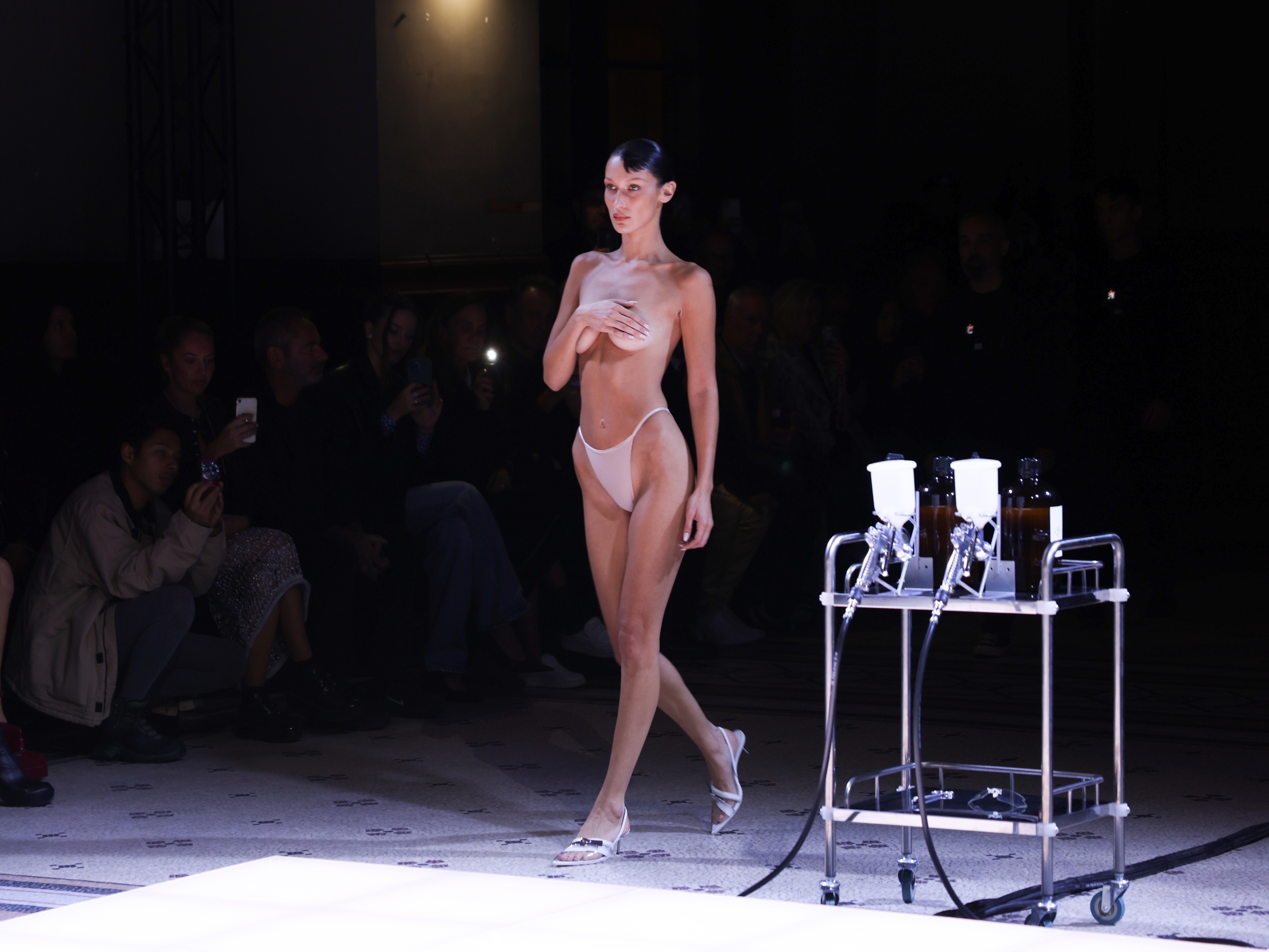 Topless viral e escândalo de Kanye West: o que rolou na Paris Fashion Week