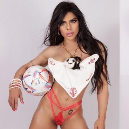 Suzy Cortez posa vestida com roupa em alusão ao mascote da Copa - Divulgação