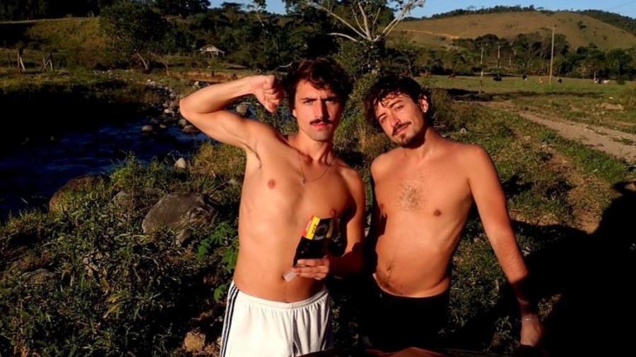 Jesuíta Barbosa e namorado posam completamente nu em cachoeira - Reprodução/Instagram