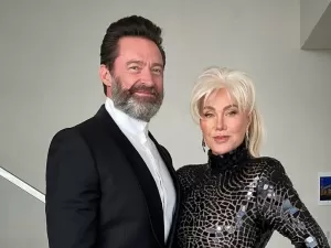 Hugh Jackman teria traído esposa com a atriz Sutton Foster, diz revista