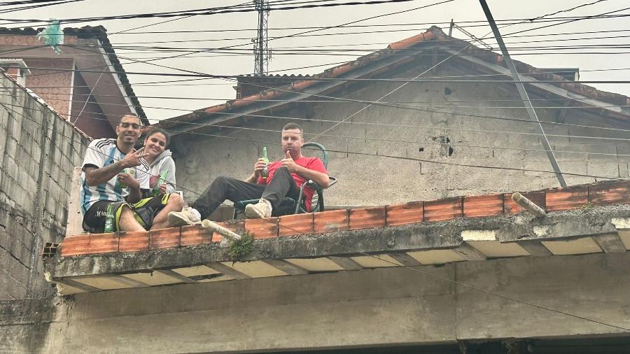 Ivan Nascimento, Fabiano Norba e Paloma Oliveira assistem a passagem de som de show da Virada Cultural na laje de casa