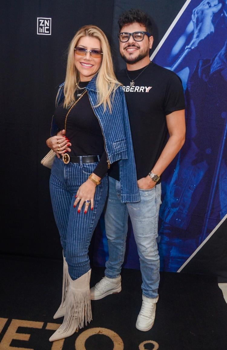 Arraial Estrelado: Paula Vaccari exibiu look com muito jeans e bota com franjas ao lado do marido, o cantor sertanejo Cristiano