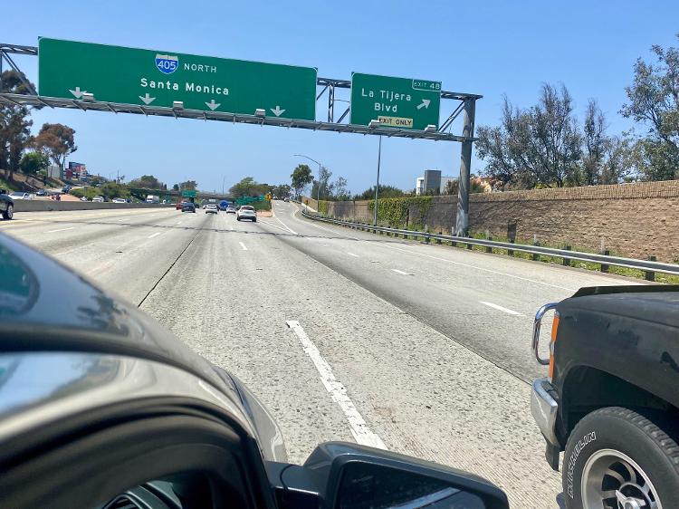 Estrada para a famosa praia de Santa Monica, pertinho de Los Angeles