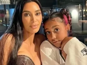 Filha de Kim Kardashian conta há quanto tempo a mãe não cozinha