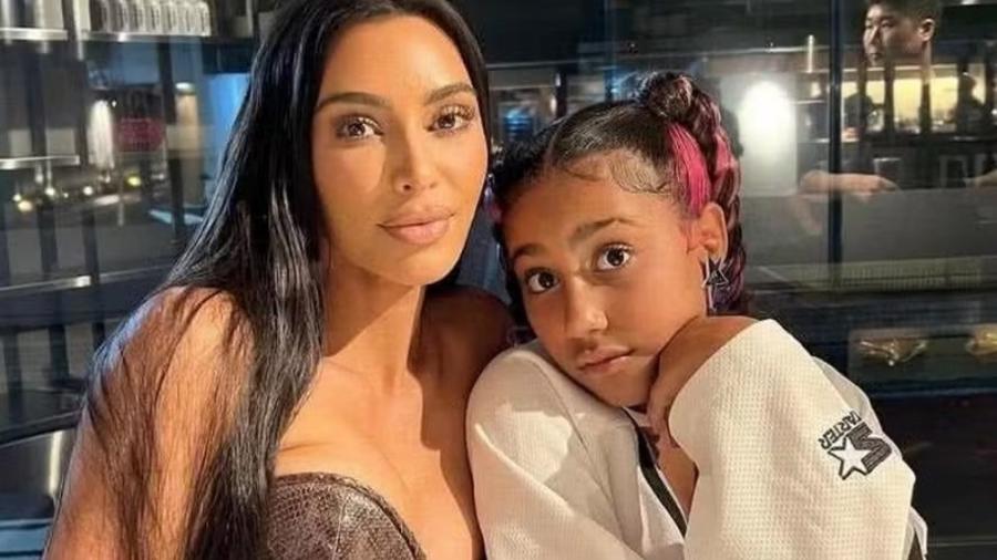 North West entrega Kim Kardashian em bate-papo