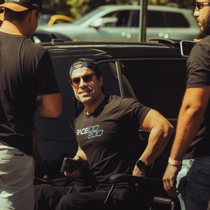 Influenciador que teve pés amputados ao capotar BMW volta a dirigir