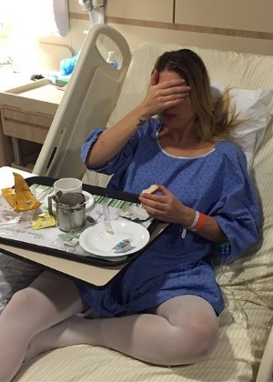 Sheila Mello parece não ter gostado muito de ser fotografada pelo marido ainda no hospital