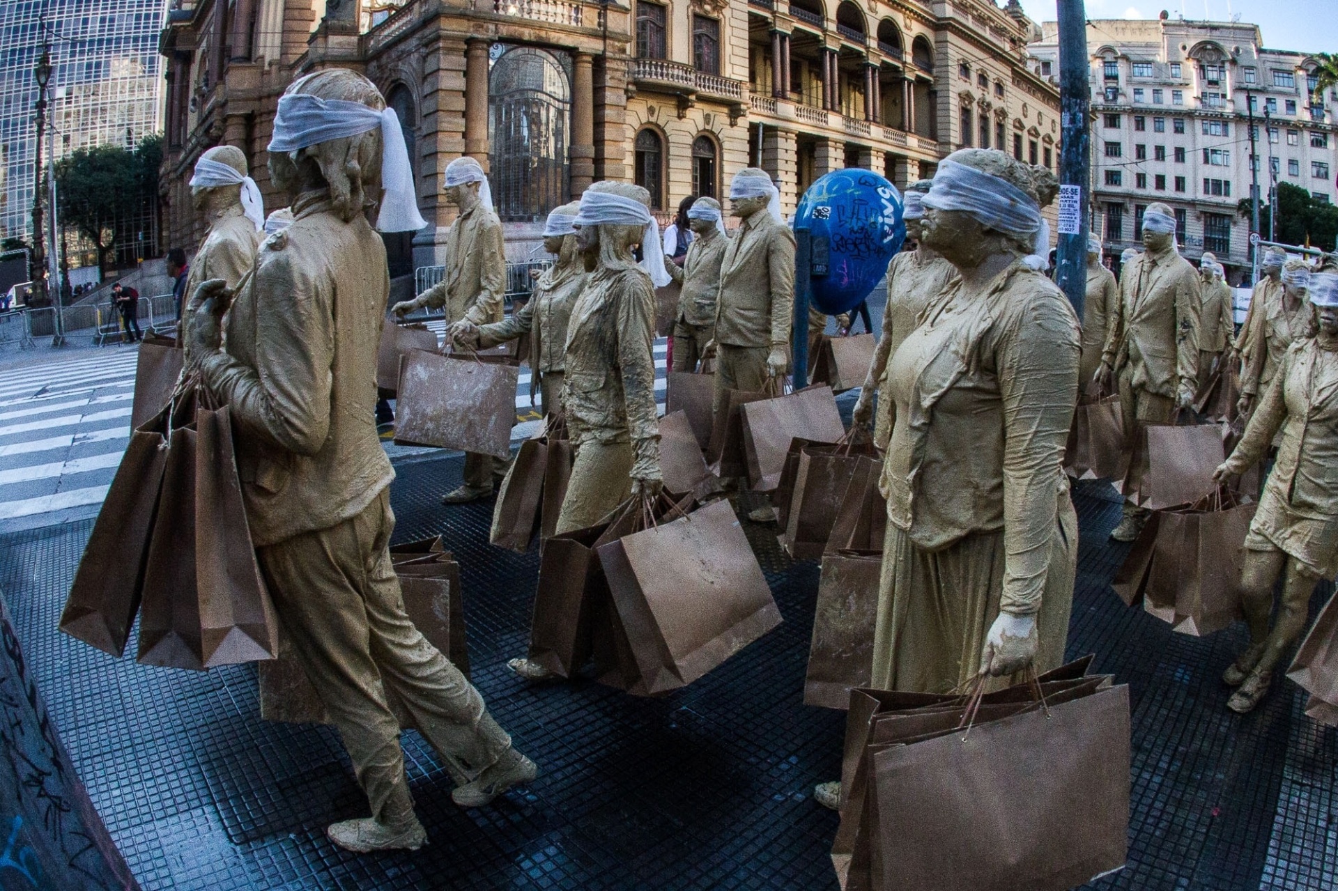 20.jun.2015 - Membros do coletivo Cegos realizam performance no em torno da Praça Ramos, na região central de São Paulo, neste sábado (20), durante na Virada Cultural - Dario Oliveira/Estadão