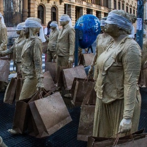 20.jun.2015 - Membros do coletivo Cegos realizam performance no em torno da Praça Ramos, na região central de São Paulo, neste sábado (20), durante na Virada Cultural - Dario Oliveira/Estadão