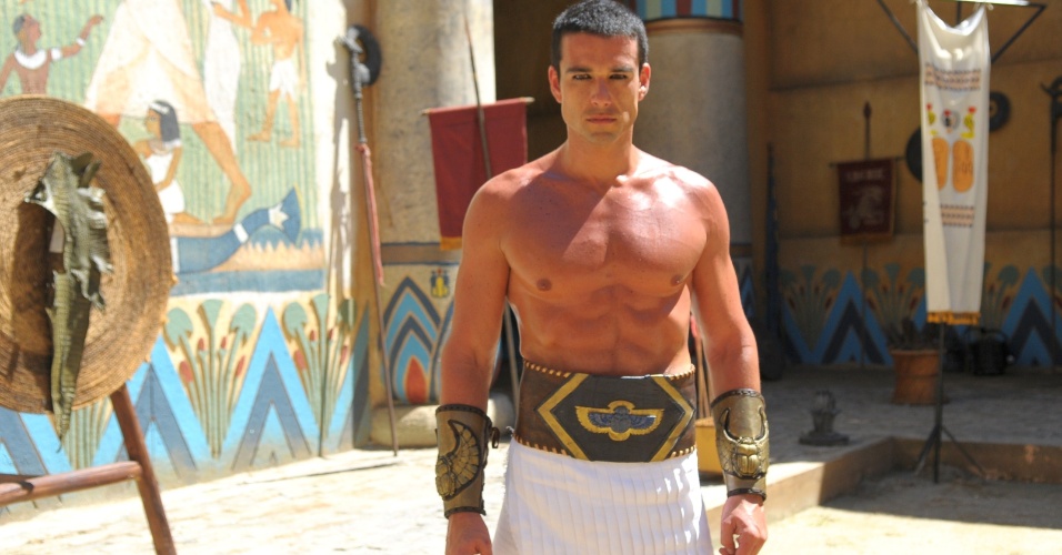 O faraó Ramsés (Sérgio Marone) enlouquece as telespectadoras quando aparece sem camisa e mostra seus músculos definidos