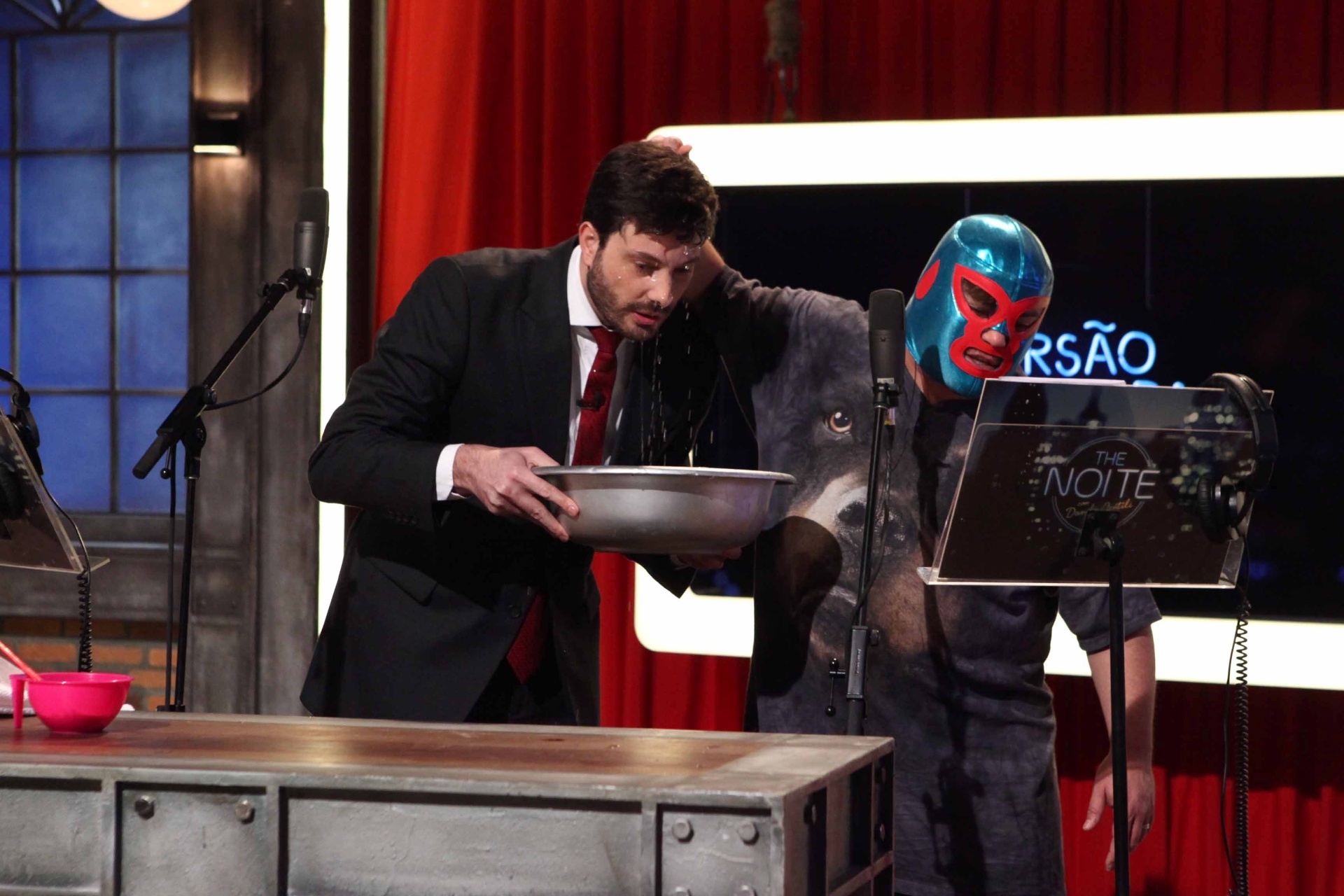 21.out.2015 - Jack Black brinca com Danilo Gentili e molha apresentador durante participação no "The Noite" - Leonardo Nones/SBT/Divulgação