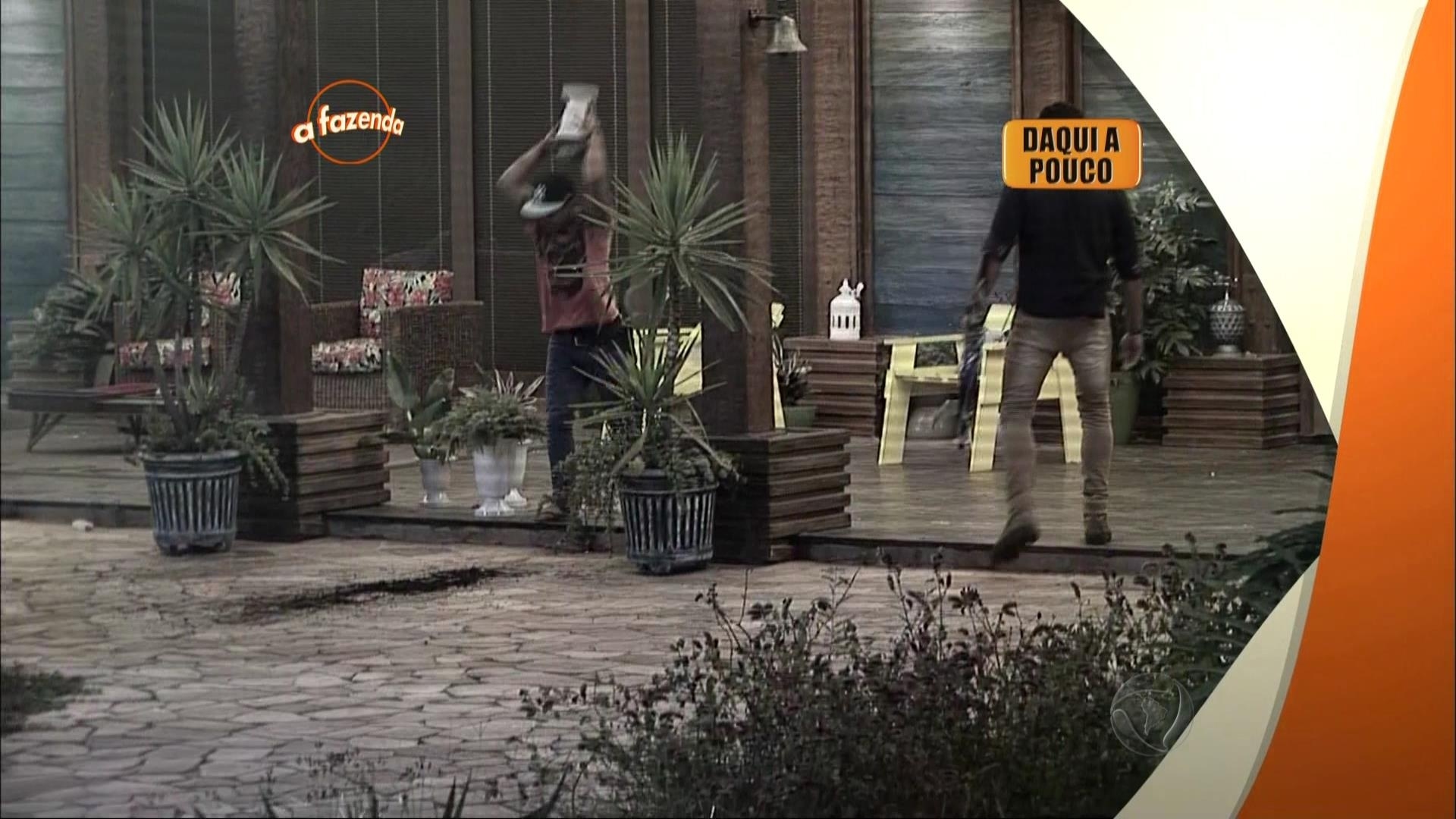 13.nov.2015 - Furioso, Douglas se retirou da festa e quebrou um vaso na varanda da casa sede - Reprodução/Record