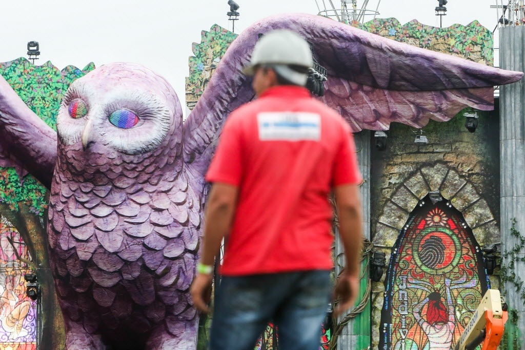 3.dez.2015 - Estrutura do festival de música eletrônica EDC é montada no autódromo de Interlagos - Ricardo Matsukawa/UOL