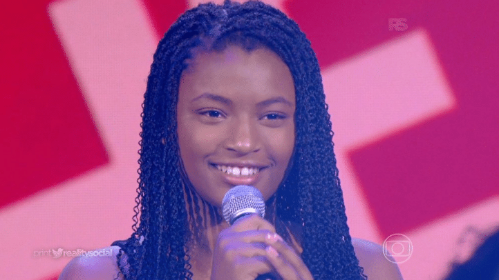 17.jan.2016 - Com voz grave, cantora mirim supreendeu jurados e público ao revelar que tem apenas 11 anos de idade - Reprodução/TV Globo