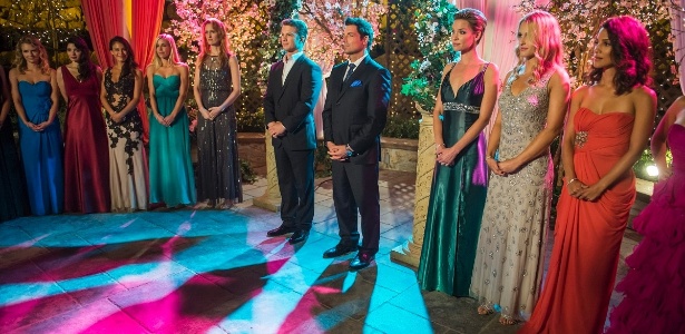 Participantes do reality show "Everlasting" disputam o coração de Adam (Freddie Stroma) na série "UnREAL" - Divulgação - Divulgação