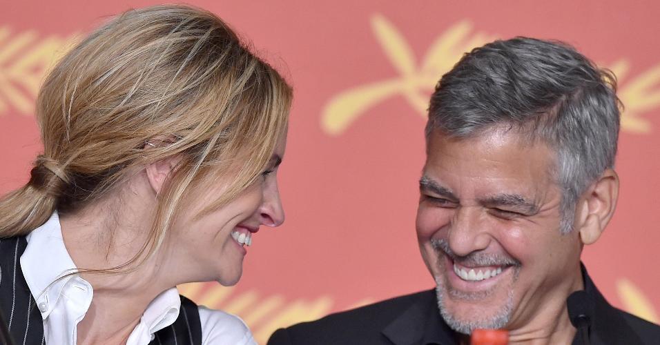 12.mai.2016 - Julia Roberts e George Clooney descontraídos durante entrevista sobre 