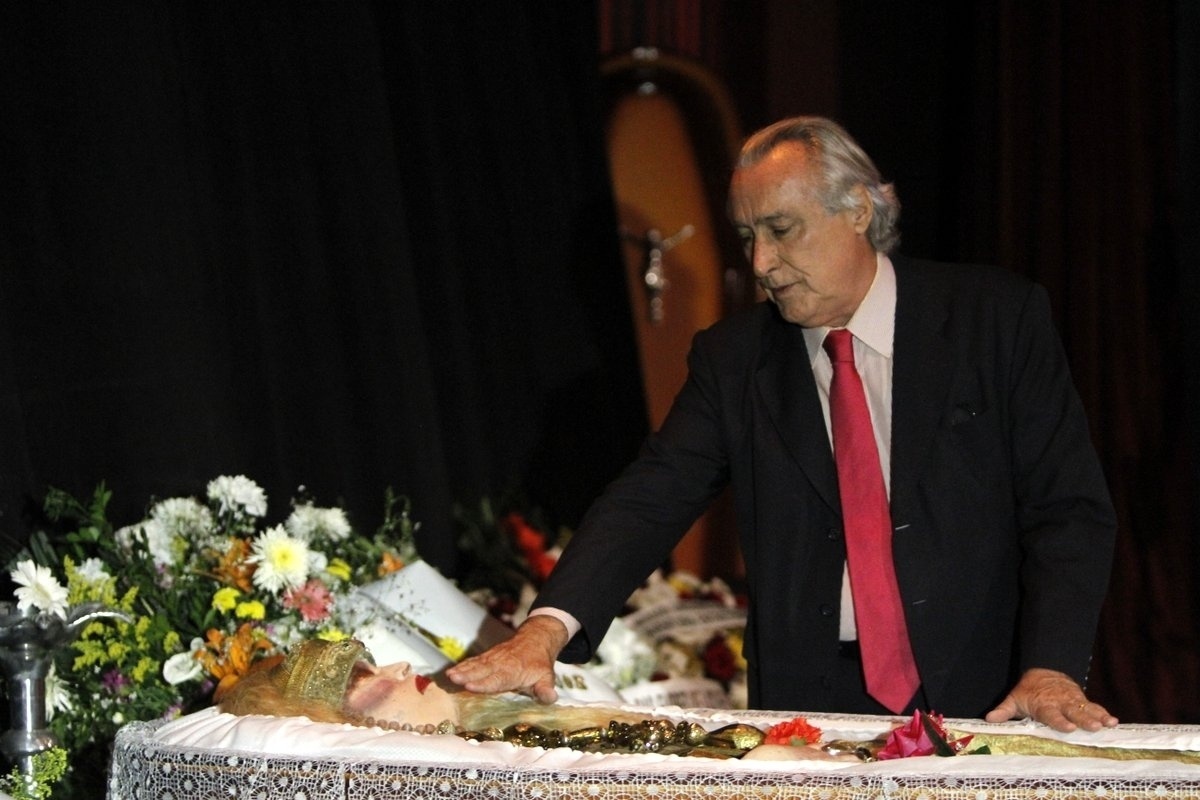 17.ago.2016 - Leleco Barbosa, filho de Chacrinha, presta homenagem a Elke Maravilha no velório que ocorre nesta quarta-feira (17) no teatro Carlos Gomes, no centro do Rio de Janeiro - Marcos Ferreira / Brazil News