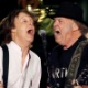 8.out.2016 - Paul McCartney recebe Neil Young no palco durante seu show no Desert Trip, megafestival que reuniu os maiores nomes do rock na cidade de Indio, na Califórnia - Mario Anzuoni/Reuters