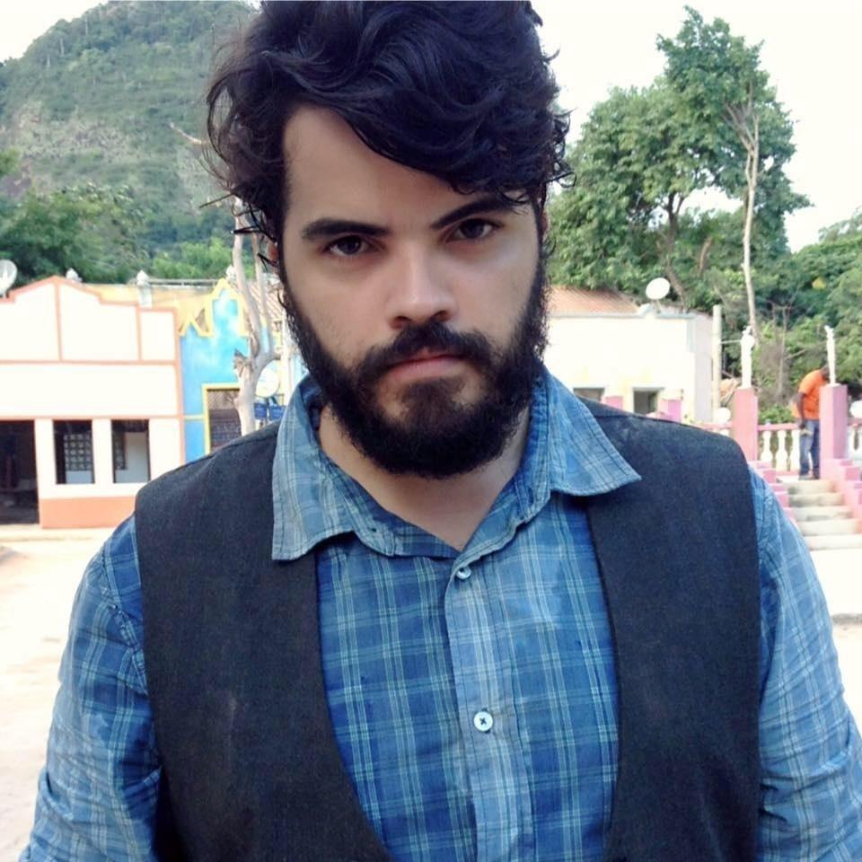 O ator Anderson Vianna, que atuou em "Velho Chico" e usou redes sociais para anunciar faxina - Reprodução / Facebook