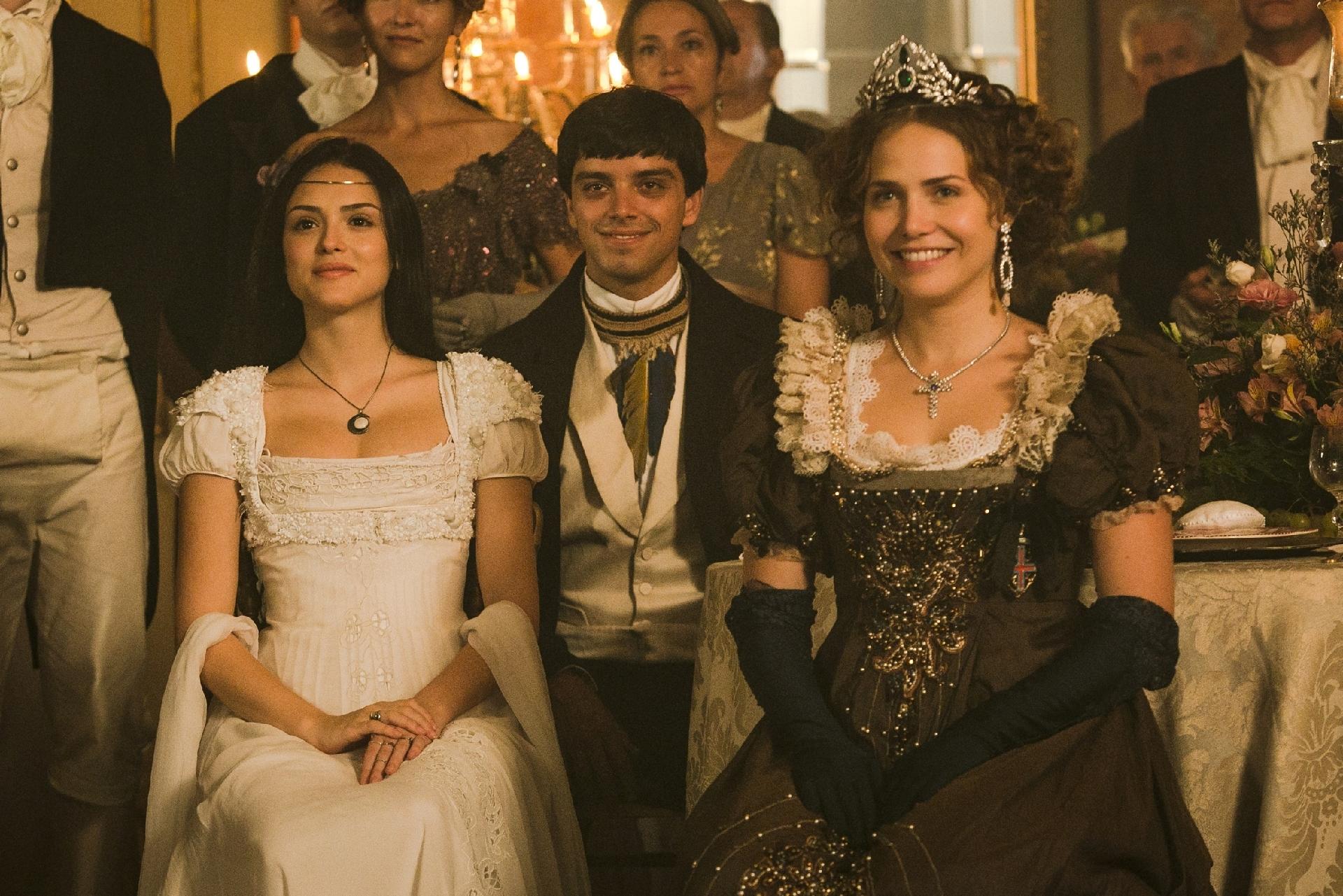 Ao lado de Anna (Isabelle Drummond) e Piatã (Rodrigo Simas), Leopoldina (Letícia Colin) assiste ao espetáculo em sua homenagem, em sua festa de despedida antes de embarcar para o Brasil, em "Novo Mundo" - Raquel Cunha/TV Globo