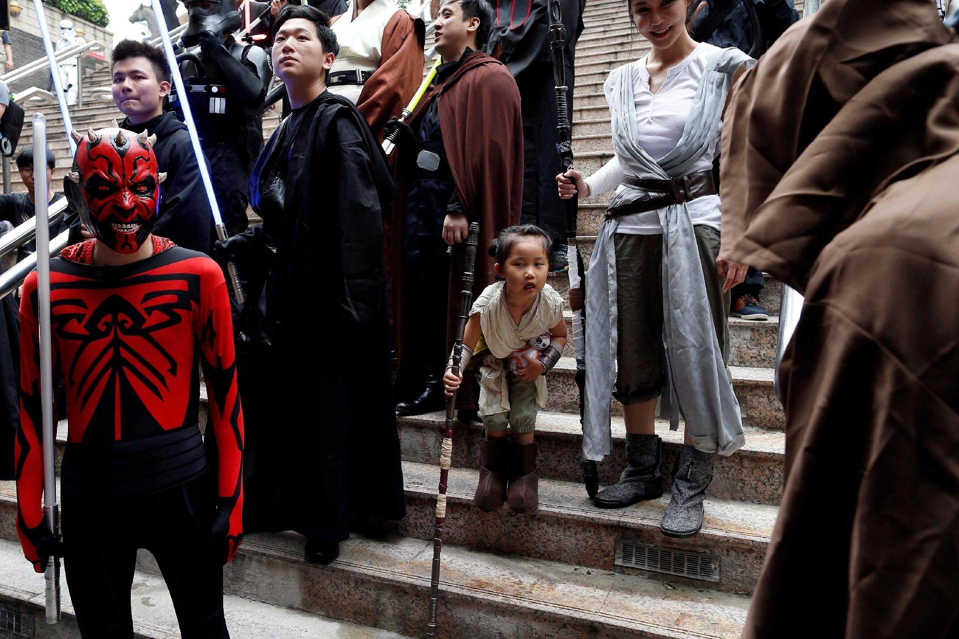 Fãs vestidos como personagens de "Star Wars" desfilam por Taipei, em Taiwan - Tyrone Siu/Reuters