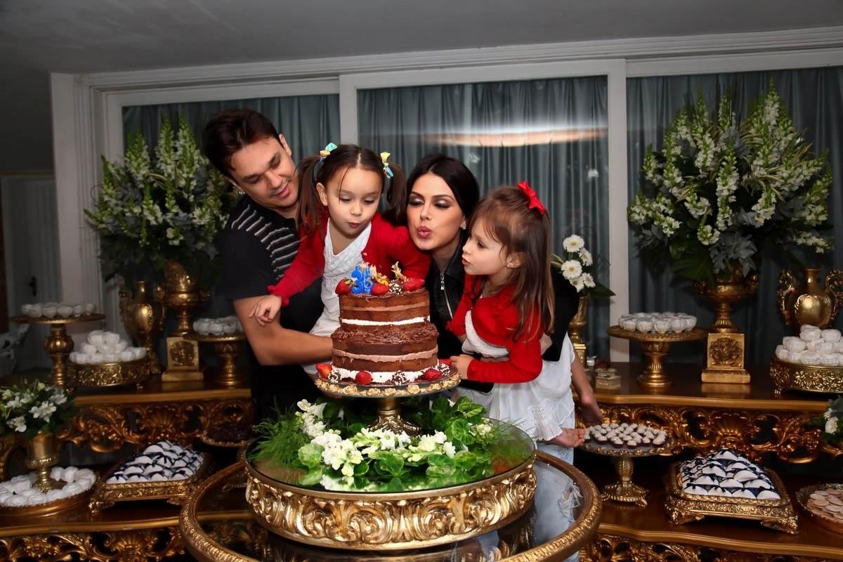 Família feliz! Leandro, Natália Guimarães e as gêmeas Maya e Kiara assopram as velinhas - Marcos Ribas/Brazil News