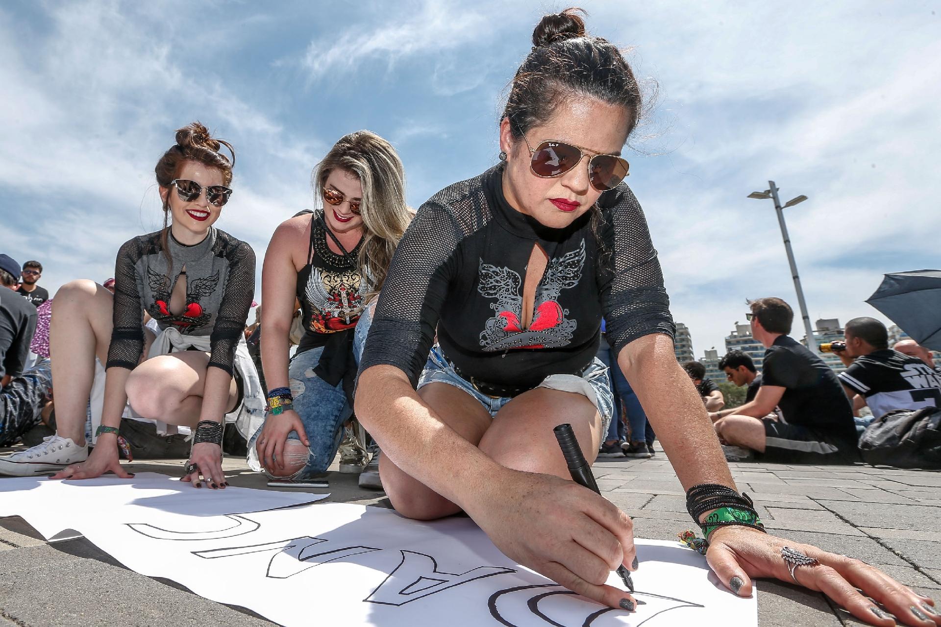 Rosangela Vichenski (direita) trocou a quimioterapia por show do Bon Jovi com a sobrinha Bianca (centro) e a filha Isabella (esquerda) - Marco Antonio Teixeira/ UOL