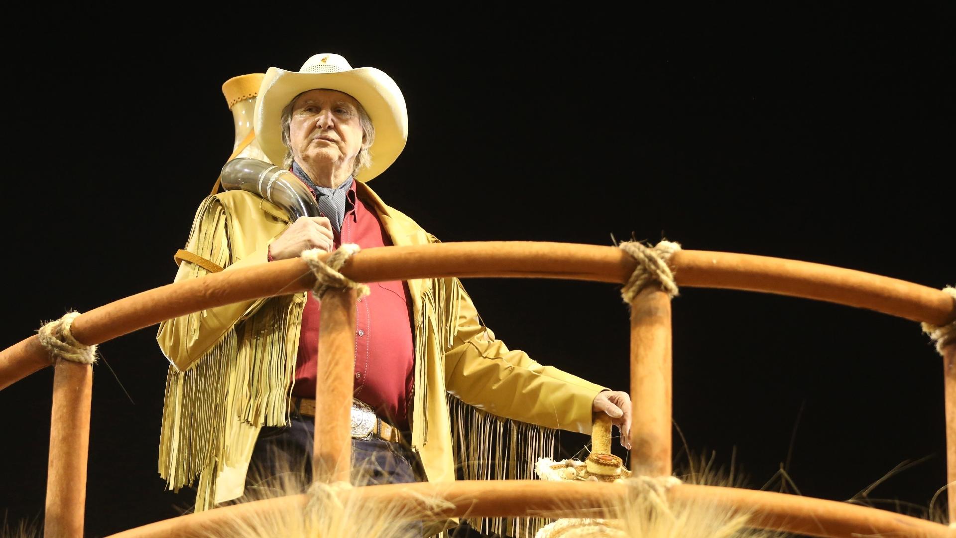 Sérgio Reis participa de desfile da Dragões da Real no carro abre-alas - Ricardo Matsukawa/UOL