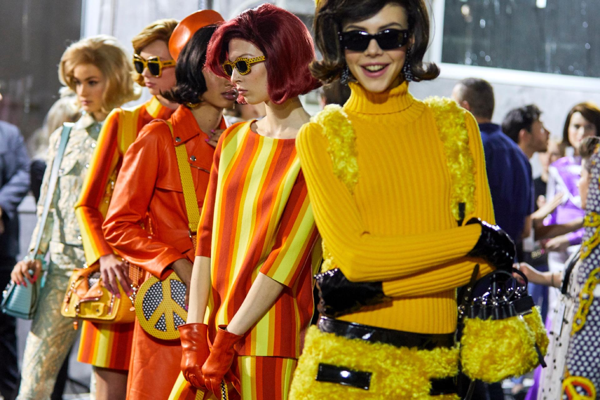 Detalhes do desfile da Moschino na MFW - Getty Images