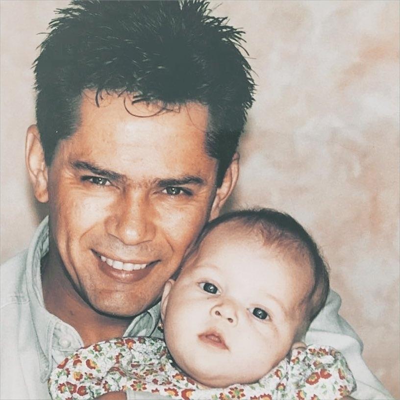 Lyandra ainda bebê no colo do pai Leandro: "Olhava para o céu chorava, pedia para ligar para o céu. De certa forma, senti que ele não estava mais lá, acho que foi rápida minha consciência" - Reprodução/Instagram