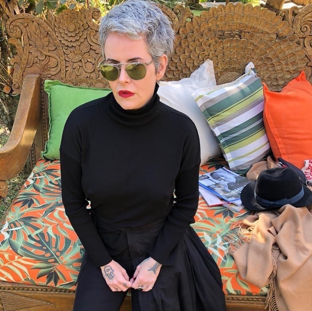 Aos 48 anos, Fernanda Young assumiu os cabelos brancos e ganhou elogios - Reprodução/Instagram