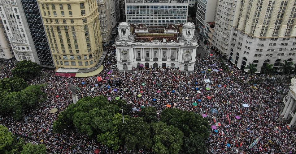 Protesto contra o candidato à presidência da República pelo PSL, Jair Bolsonaro na Cinelândia, no Rio de Janeiro (RJ), na tarde deste sábado (29).