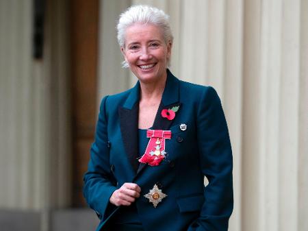 A atriz britânica Emma Thompson posa com medalha e insígnia - Steve Parsons/Pool/AFP