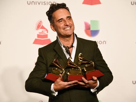 O cantor uruguaio Jorge Drexler posa com seus Grammys em Las Vegas (EUA) - Bridget Bennet/AFP