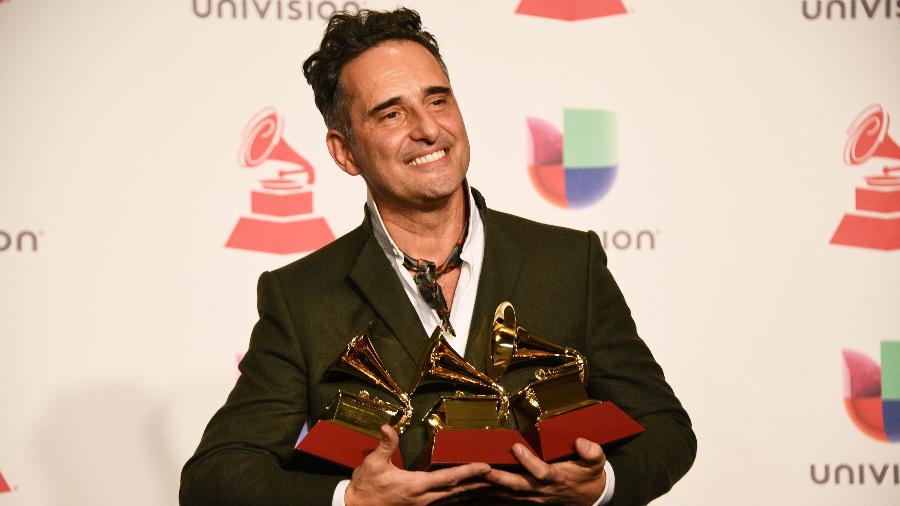 O cantor uruguaio Jorge Drexler posa com seus Grammys em Las Vegas (EUA) - Bridget Bennet/AFP