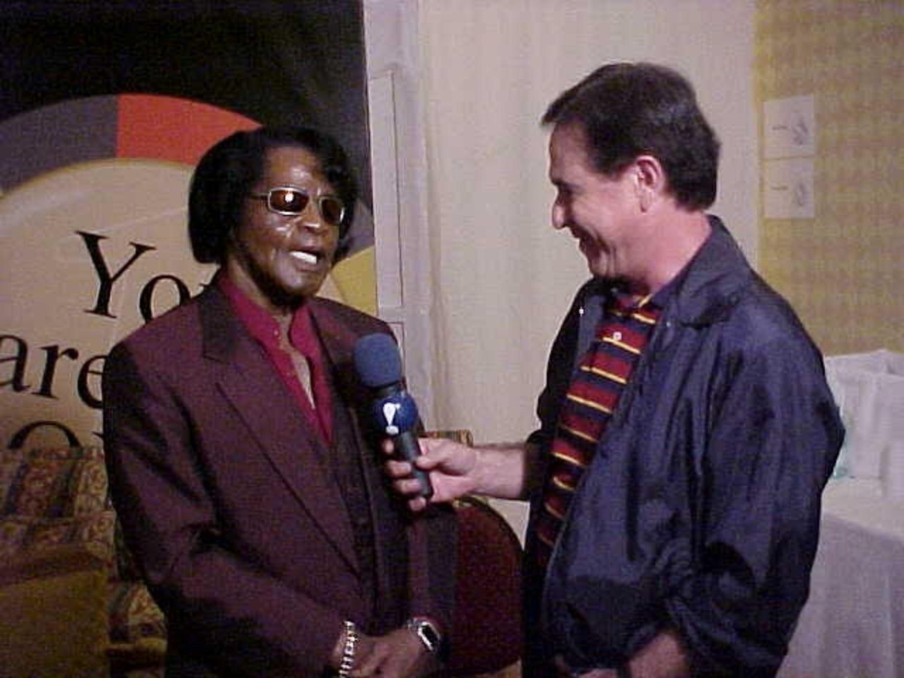 Amaury Jr. completa 40 anos de carreira e foi pioneiro por levar o colunismo social à TV; na imagem, o apresentador entrevista o cantor americano James Brown - Imagem/Arquivo pessoal