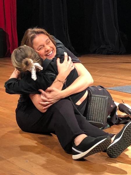 Fernanda Gentil abraça Sandy em palco - Reprodução/Instagram