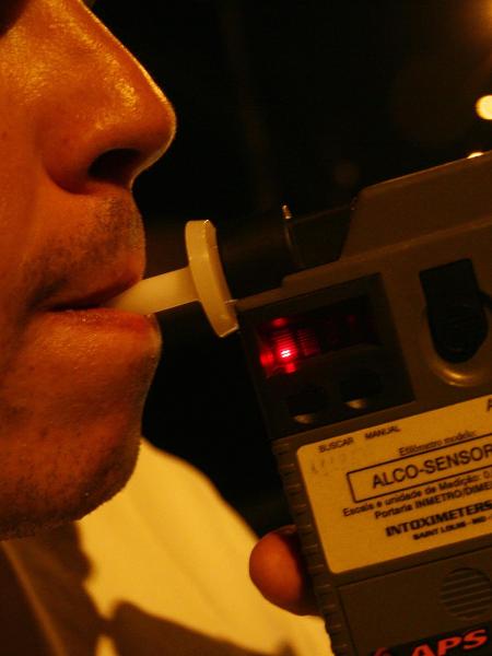 Exame do bafômetro detecta traços de álcool no sangue do condutor - Alberto César Araújo/Folha Imagem