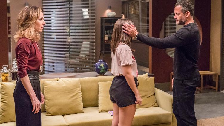 Cássia (Mel Maia) fica arrasada com a separação dos pais Lyris (Deborah Evelyn) e Agno (Malvino Salvador) - Paulo Belote/Globo - Paulo Belote/Globo