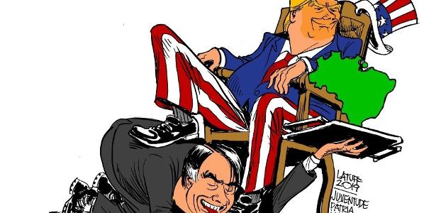 No Rio Grande do Sul | Exposição de charges com Bolsonaro lambendo botas de Trump é suspensa